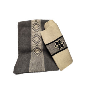 Poncho artesanal con diseños gris
